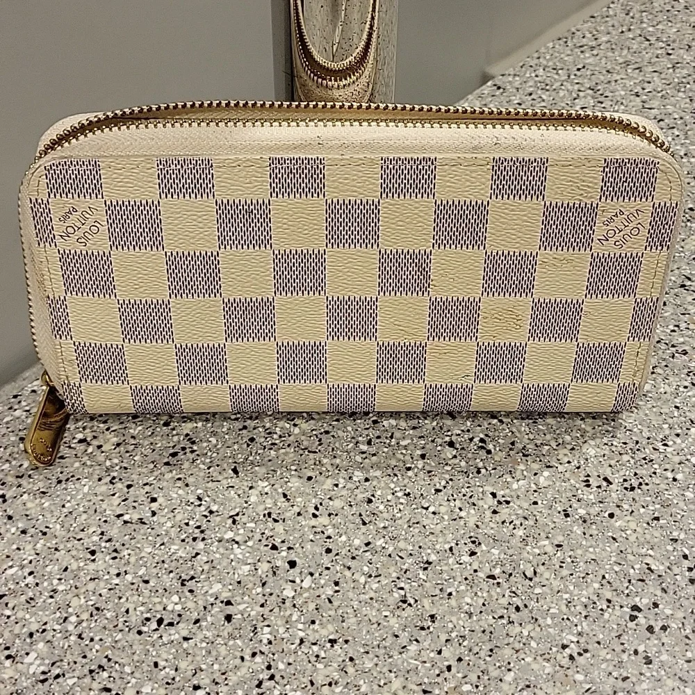 Louis Vuitton Cream and Gray Checkered Zip Wallet - Picture 3 of 8